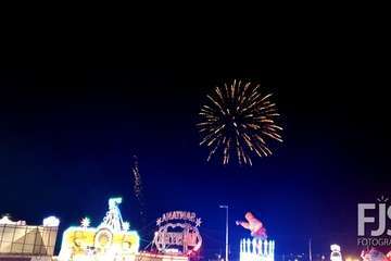 Vistoso espectáculo pirotécnico en el cielo de Telde (Foto Francisco Javier Santana, Jesús Ruiz Mesa y TA)